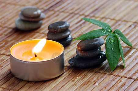 带叶子和蜡烛的冰石反射水滴石头禅意平衡奢华治疗环境岩石冥想图片