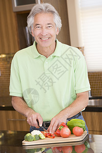 男人购物蔬菜家庭生活准备食物休闲厨房服装烹饪中年健康饮食用餐图片