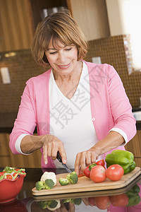 妇女买菜蔬菜服装家庭生活吃饭时间午餐享受厨房食物准备烹饪图片