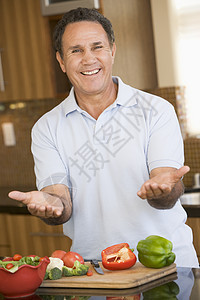 男人做饭准备 吃饭时间图片