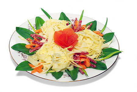 白盘上加奶酪 腊肠 番茄和草药的意大利面 孤立餐具香料盘子面条蔬菜美味美食树叶午餐绿色图片