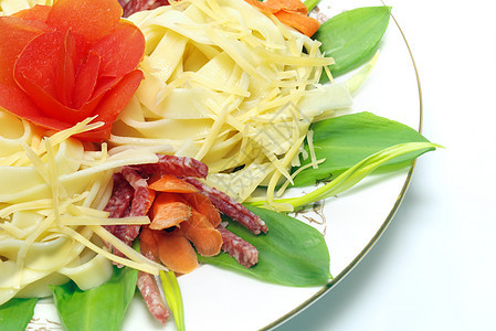 白盘上加奶酪 腊肠 番茄和草药的意大利面 孤立盘子树叶餐具食物白色餐厅绿色午餐红色香料图片