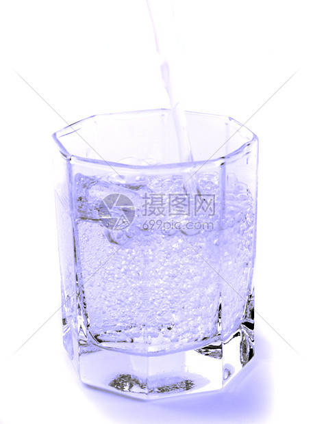 玻璃杯中的水白色气泡液体茶点玻璃飞溅酒精喷泉蓝色矿物图片