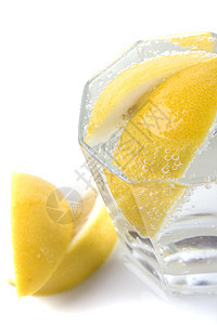 苏汽水和柠檬片液体柠檬冻结飞溅玻璃精神饮料口渴白色苏打图片