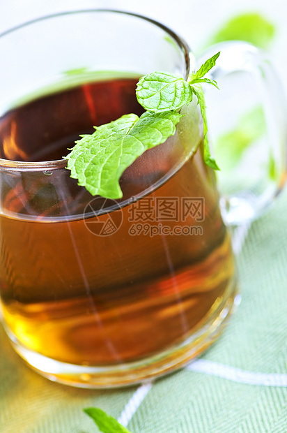 薄茶茶点草本植物杯子树叶疗法福利饮料草药植物玻璃图片