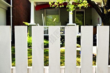 带白栅栏的前院子草地绿色木板邻里财产花园粉饰建筑学界限房子图片