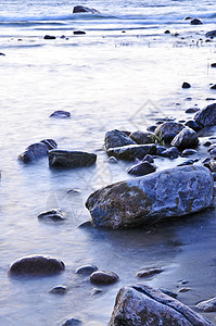 水中的岩石海岸海岸线卵石石头海浪湖岸波浪支撑海洋湖泊图片