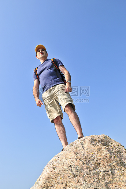 在岩石上站立的希克人首脑活动男性天空蓝色远足者成就远足娱乐成人图片