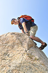 人攀登成人冒险远足成就背包娱乐活动登山者岩石首脑图片