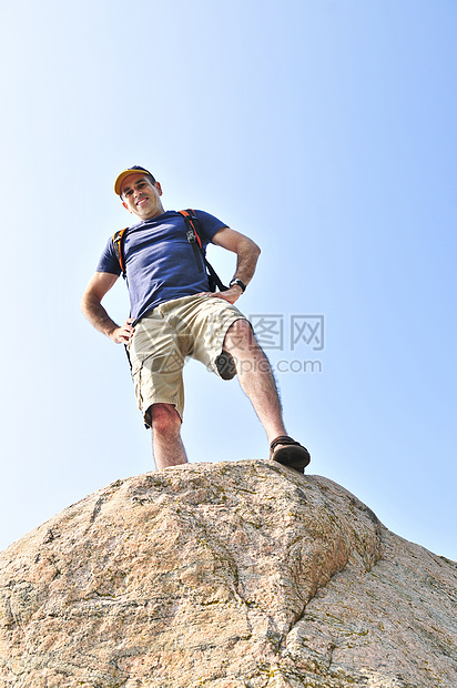 在岩石上站立的希克人成就男性成人旅行远足者活动天空登山者娱乐远足图片