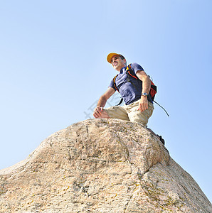 人攀登娱乐成人登山者活动岩石成就男性远足首脑背包图片