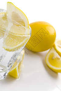 苏汽水和柠檬片飞溅饮料白色补品玻璃口渴茶点气泡精神黄色图片