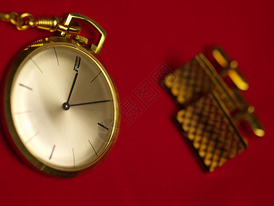 老手表口袋手表金属时间红色金子袖扣古董钟表数字天鹅绒乡愁背景