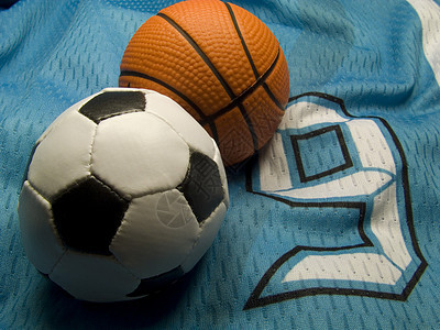 制服上的足球和篮球波盘图片