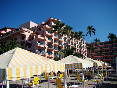 墨西哥海滩前度假胜地旅游建筑学太阳棕榈天空建筑天堂假期游客酒店图片
