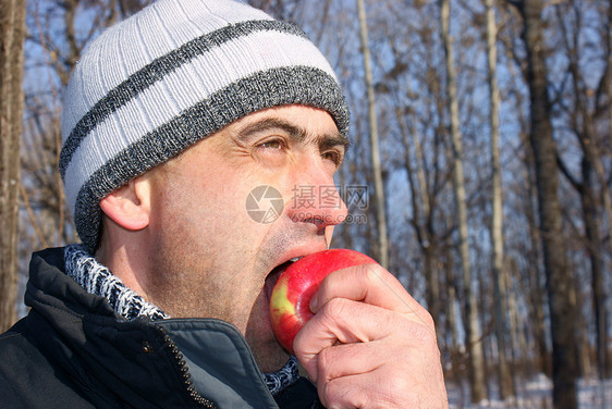 尝尝冬苹果的味道图片