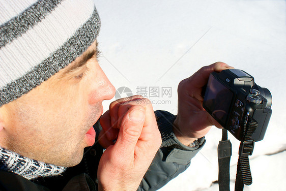 男子在冬天拍下照片快照专注爱好镜片蓝色男性木头职业相机成人图片