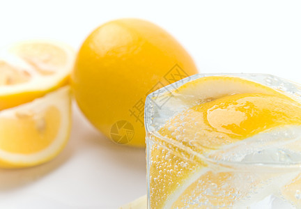 苏汽水和柠檬苏打口渴气泡黄色冻结茶点液体飞溅补品精神图片