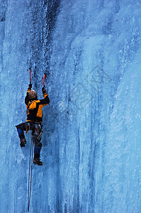 攀登冰冻瀑布的人登山者蓝色砂岩紫色登山吸引力冒险旅行公园国家图片