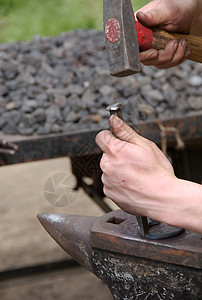 铁匠制造马蹄铁金属工作烧伤锤子肌肉劳动马蹄铁匠图片