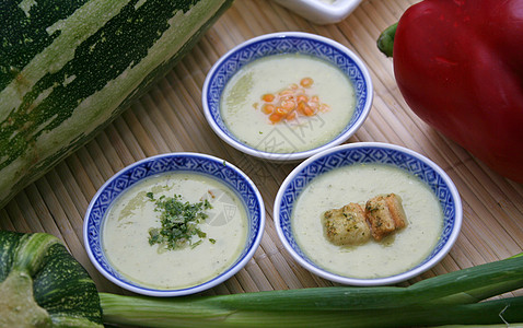 燕麦面包新鲜汤蔬菜午餐食物维生素背景