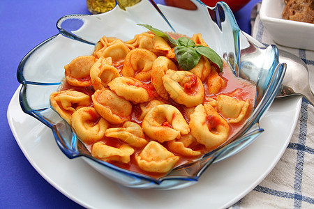 意大利托尔泰利尼食物午餐面条饺子图片