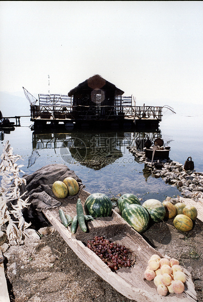 在马西多尼亚湖面草原上 靠近木筏的水果图片