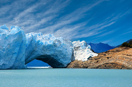 佩里托莫雷诺冰川的冰桥图片