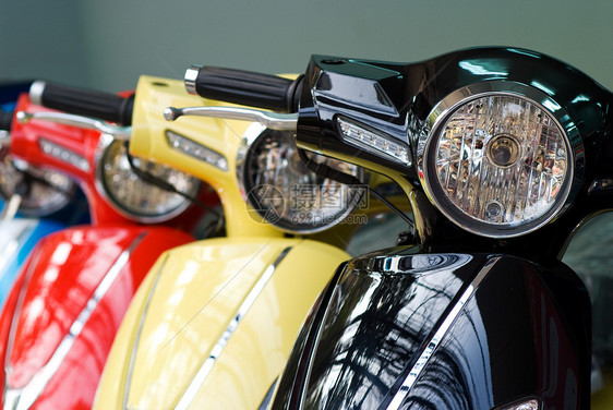 三辆黑色 黄色和红色的摩托车图片