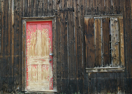 红门建筑木板房子入口鬼城建筑学木头历史性风化衰变背景图片