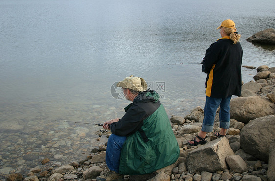 男人和妇女捕鱼业女孩蓝色山脉海滩渔夫女士鳟鱼水库娱乐图片