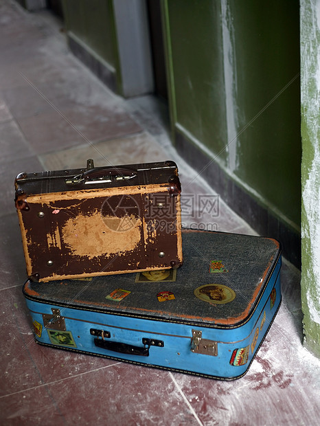 两个旧行李箱图片