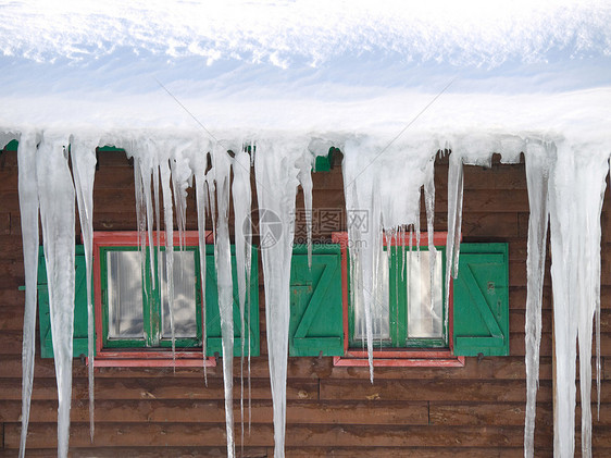 带有冰层的绿木窗天气冷冻生长钟乳石木头滴水冰柱季节红色绿色图片