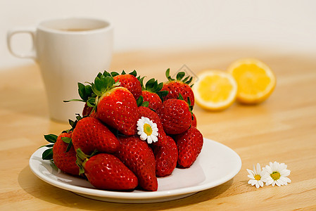 早餐加草莓咖啡盘子烹饪水果食物黄色红色橙子甘菊柠檬图片