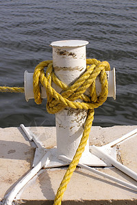 弹体绳索索具航行护柱晴天绑定细绳电缆黄色磨损图片