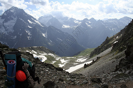 高加索山的背包背景图片