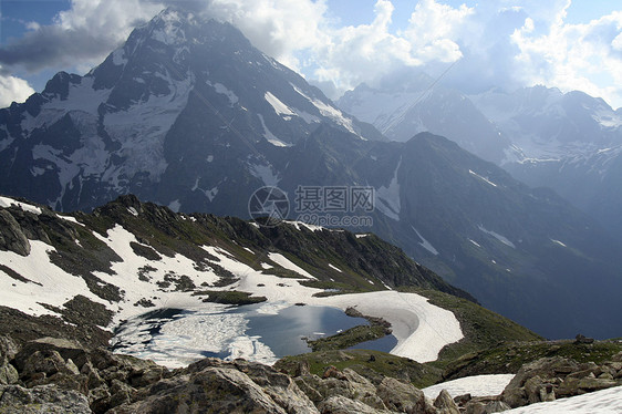 山区湖冰川岩石碎片图片