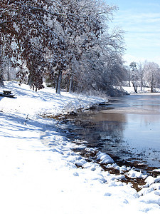 冬天的湖白色天空天气季节池塘季节性图片