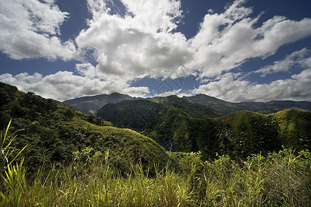 山脉 丘陵 草地爬坡场地蓝色天空绿色树木风景图片