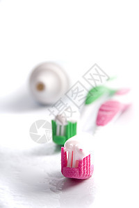 牙膏和牙刷管子卫生产品治疗美丽绿色茶点白色牙医牙齿图片