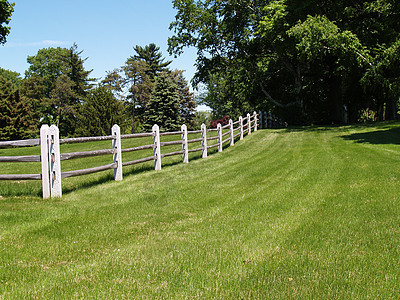 田地分割的铁栏木围栏背景图片