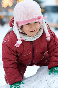可爱的孩子喜欢冬天的欢乐图片