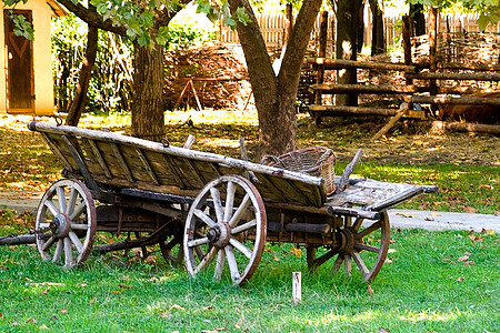 旧旧车篮子大车树木农民农场家园车轮图片
