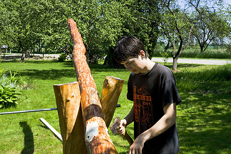 青年加入者就业情绪配件男人斧头平衡乐趣木工花园工作图片