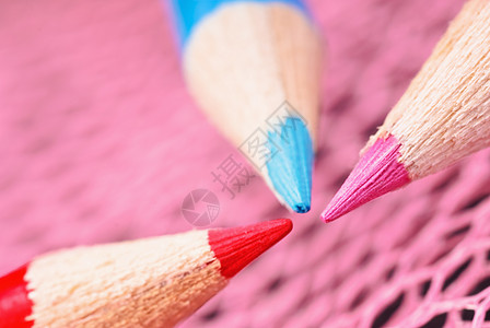 三支彩色铅笔团体红色蓝色工具宏观蜡笔图片
