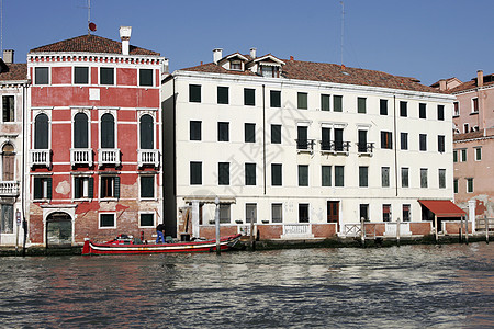 意大利威尼斯     水战前线航程城市旅行建筑港口房子运河波动建筑学地标图片
