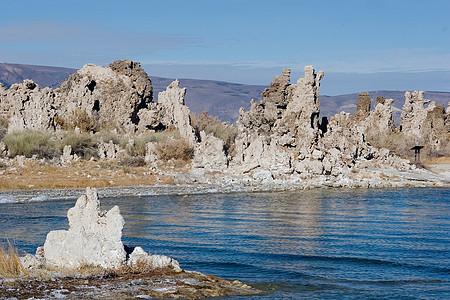 莫诺湖湖场景盐度日出碱性荒野反思山脉风景蓝色岩石图片
