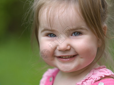 小女孩微笑乐趣儿童孩子女孩婴儿情感童年快乐幸福图片