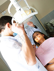 牙医及其助手对病人进行检查图片
