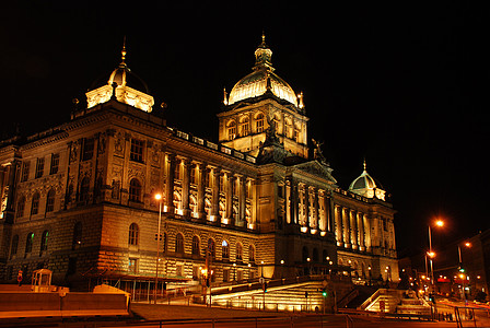捷克国家博物馆在夜幕中观光历史旅游圆顶天炉国家照明交通建筑地标图片